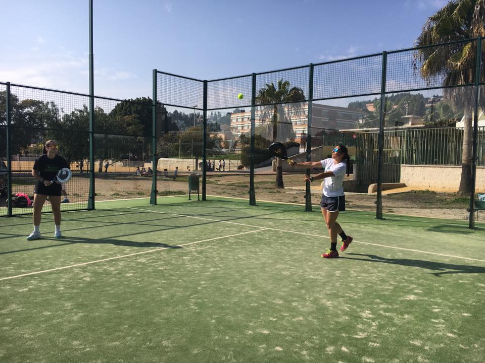 Alumnas jugando al pádel en el Colegio Los Olivos