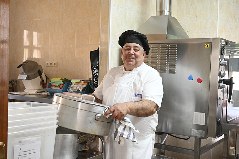 Cocinero del Comedor Santo Domingo prepara el almuerzo del día. Foto tomada durante la prestación del servicio solidario de destrucción certificada de documentos.