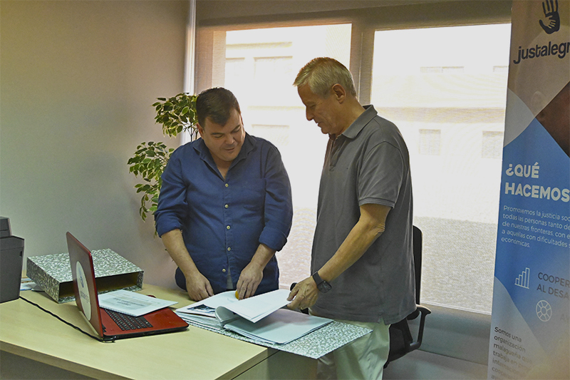 Jesús Criado y Victoriano Valpuesta, miembros de la asociación Justalegría, revisan documentación. Foto tomada durante la prestación del servicio solidario de destrucción certificada de documentos.